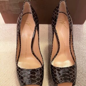 Giuseppe Zanotti Elegant Brown Peep-Toe Pumps